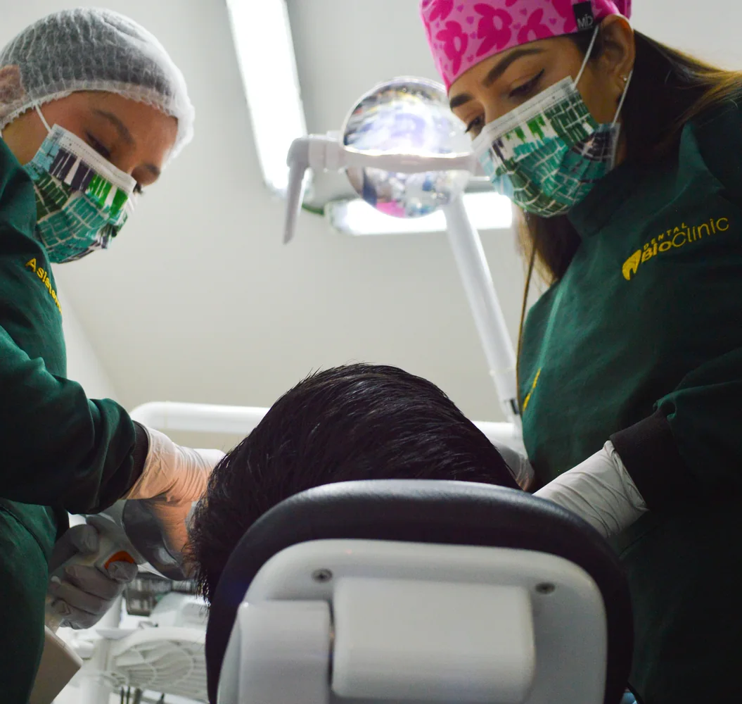 Especialistas de Dental BioClinic atendiendo a un paciente en Culiacán